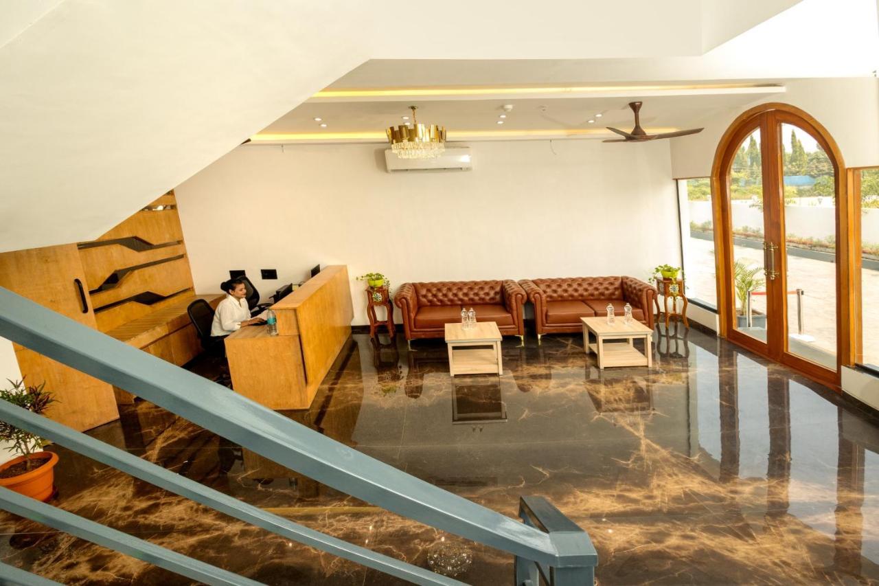 Krown Palace Resort Silvassa Exterior foto