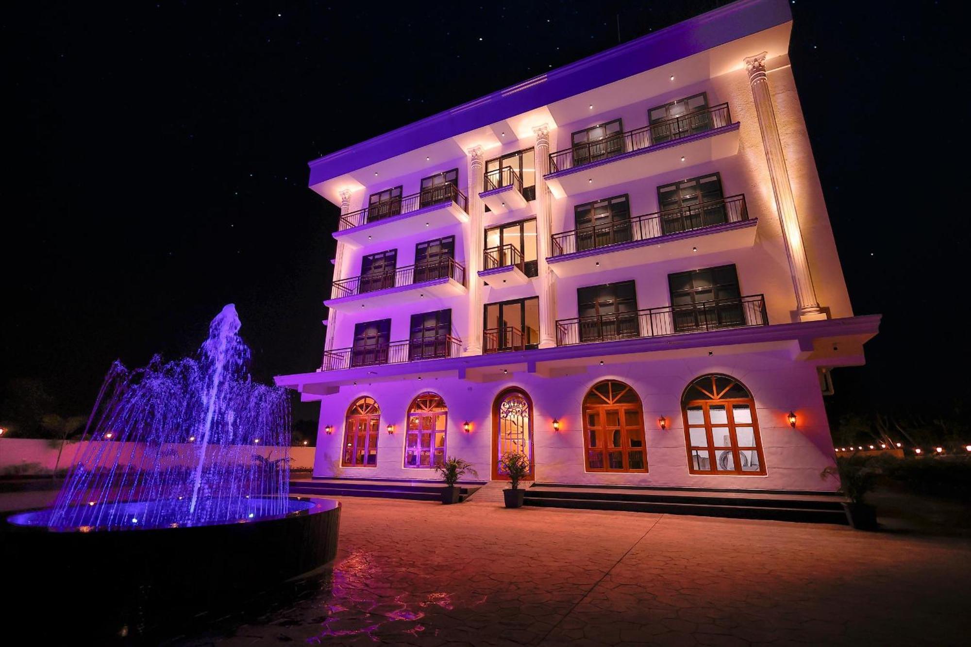 Krown Palace Resort Silvassa Exterior foto
