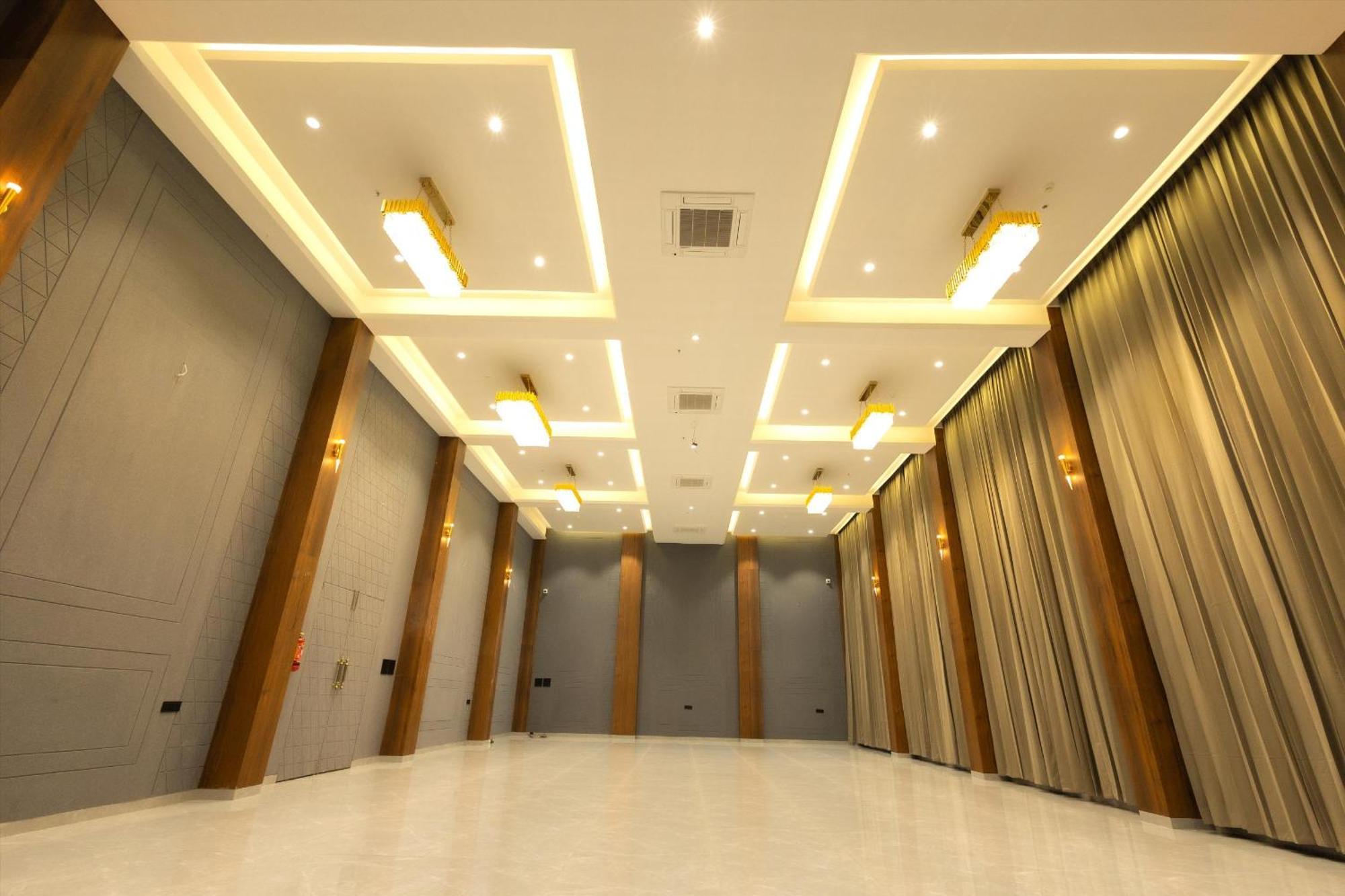 Krown Palace Resort Silvassa Exterior foto